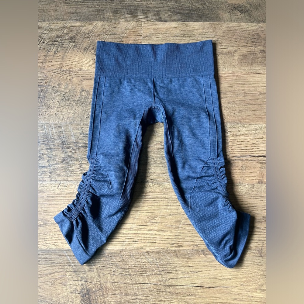 High-Rise Ruched Capri Leggings - Navy